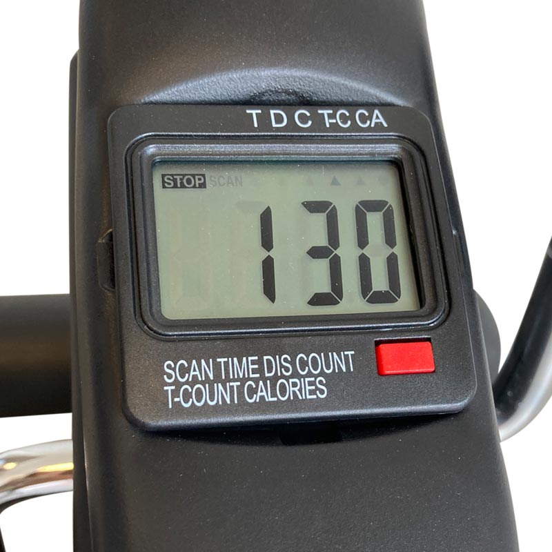 Närbild på den digitala displayen som visar "130" och texten "SCAN TIME DIS COUNT T-COUNT CALORIES