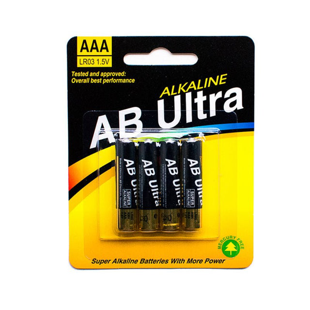 Förpackning med fyra svarta AAA-batterier från AB Ultra i en gul och svart blisterförpackning