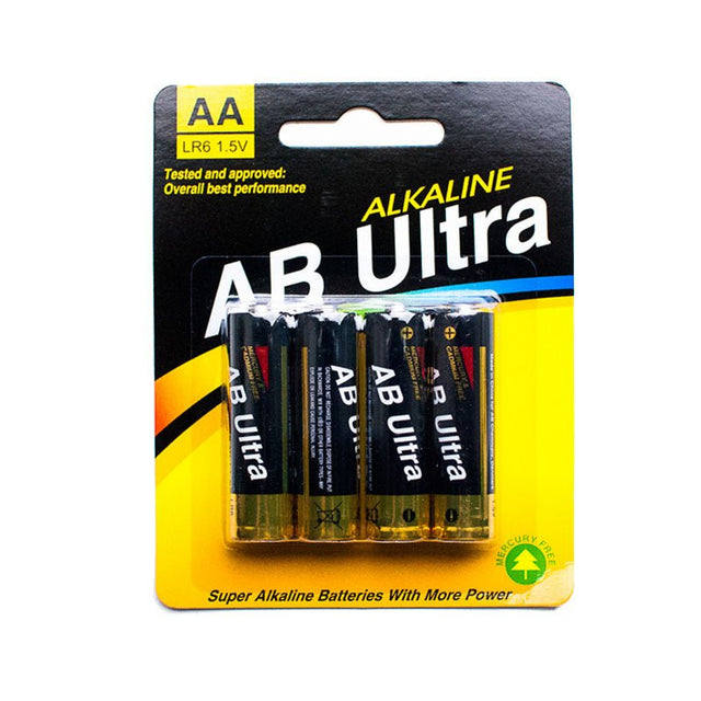 Fyra svarta AB Ultra AA-batterier med gulddetaljer i en gul och svart blisterförpackning