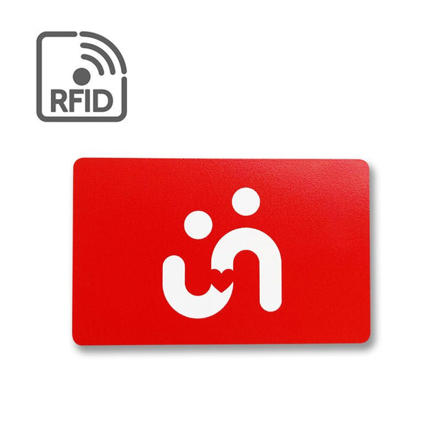 Ett rött RFID-skyddskort för betalkort med en vit logotyp, presenterat framifrån