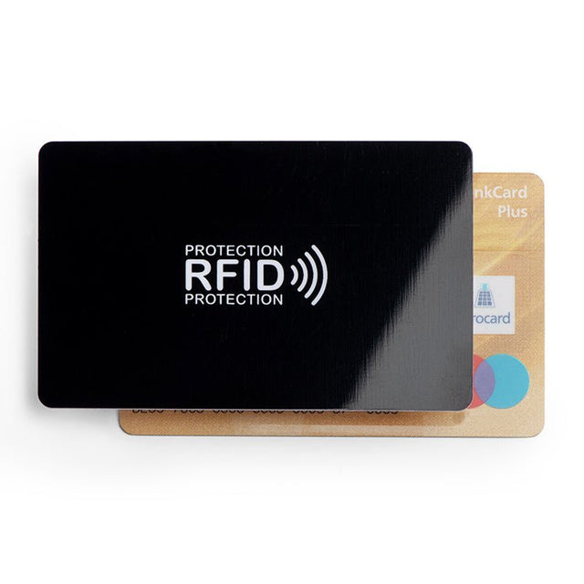 Ett svart RFID-skyddskort som ligger över ett delvis synligt betalkort, sett från ovan