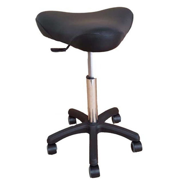 Svart ergonomisk sadelstol med hjul och justerbar höjd, sedd snett framifrån