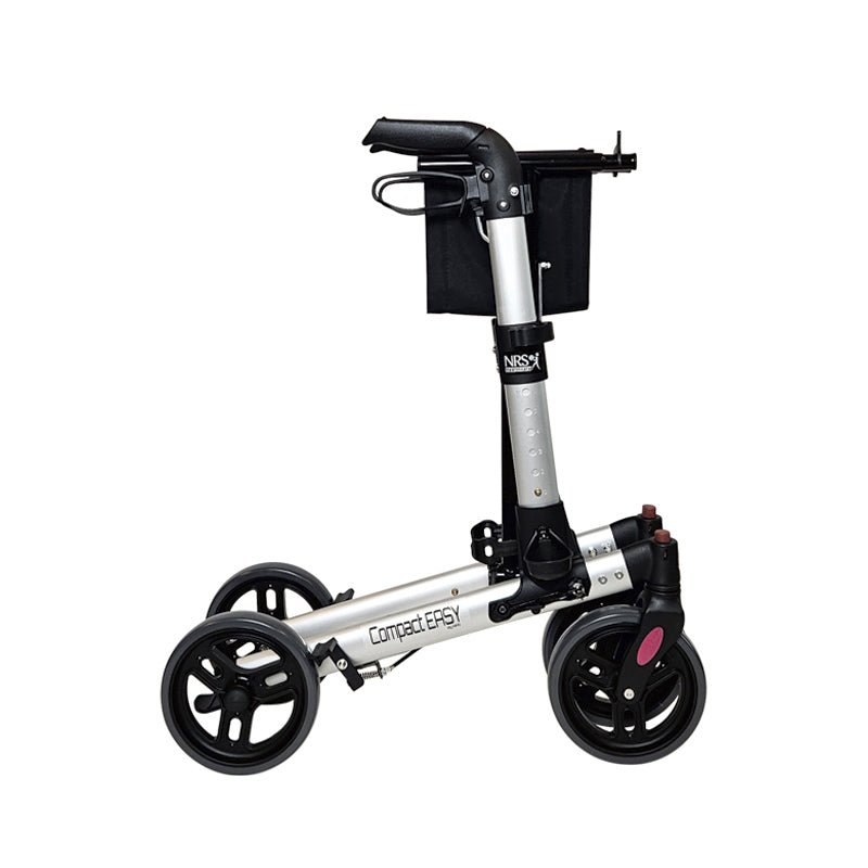 Kompakt hopfälld aluminiumrollator sedd framifrån, med uppdraget säte och handtagen uppfällda