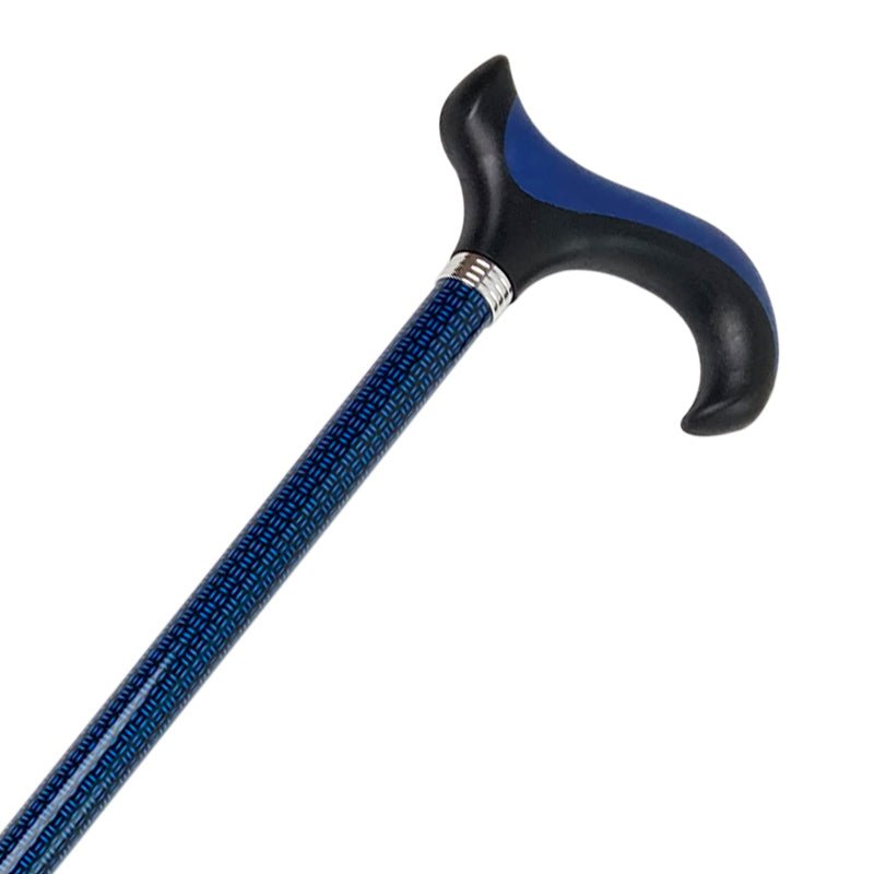 Närbild av en justerbar käpp med svart och blått handtag samt blått grafiskt mönster på skaftet
