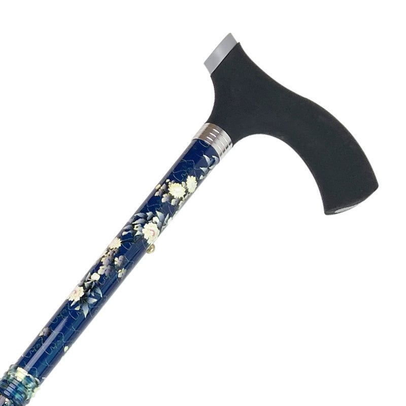Blå hopfällbar käpp med blommönster och svart halksäkert handtag, sett snett uppifrån