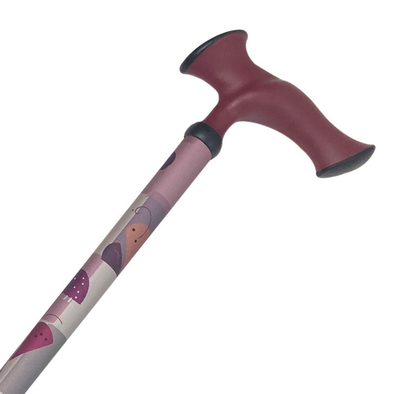 Nærbillede af ergonomisk stok med bordeauxfarvet anatomisk håndtag og rosa/lilla mønstret skaft