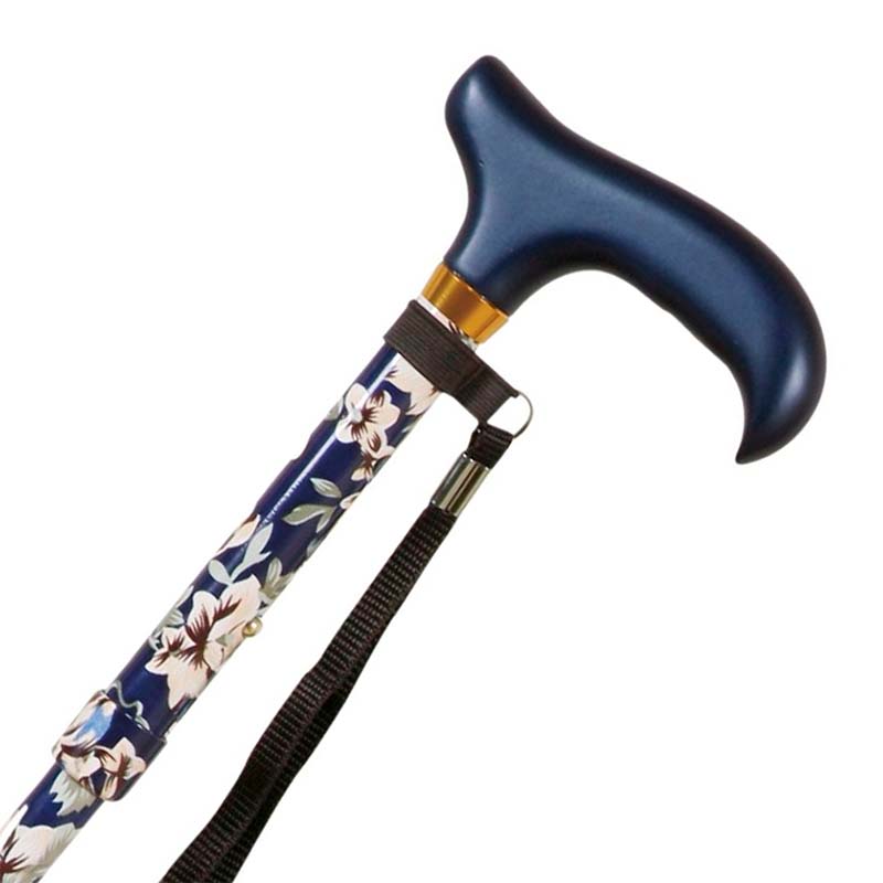 Närbild på den blå hopfällbara käppen med blommönster, mörkblått handtag och handledsrem