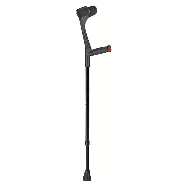 Svart krycka med mjukt softgrip-handtag och rött detalj, sedd framifrån