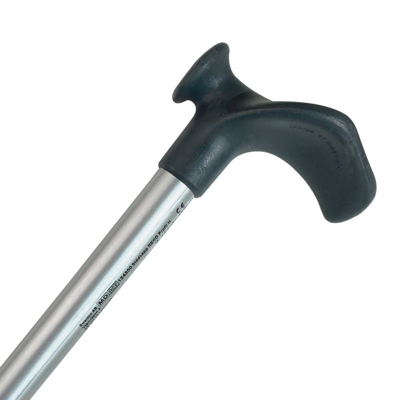 Ergonomisk käpp med svart handtag i plast och silverfärgad aluminiumstav, sett snett uppifrån