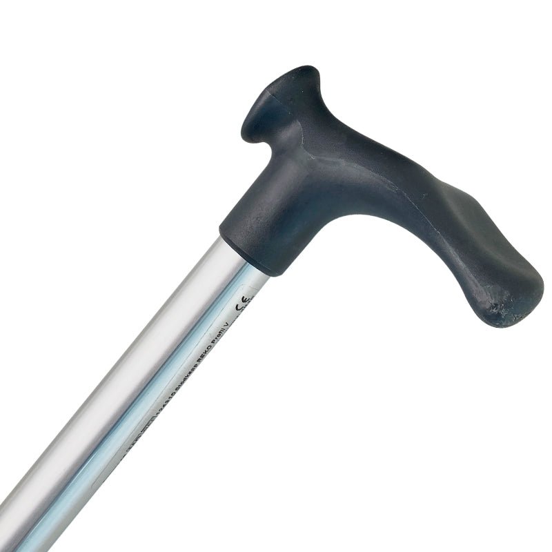 Ergonomisk käpp med svart handtag i plast och silverfärgad aluminiumstav, sett från andra sidan