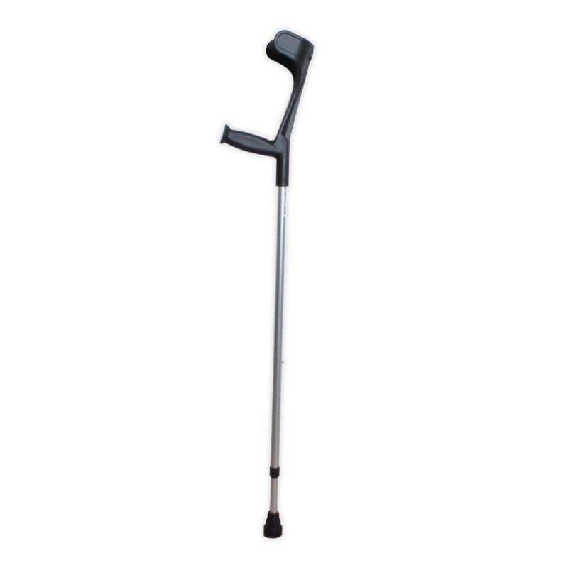 En lång krycka med silverfärgad aluminiumstav och svart handtag samt armstöd