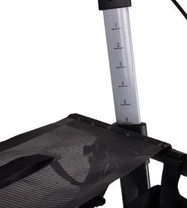 Detaljbild av Server HD rollatorns höjdjusterbara handtag med siffermarkeringar och sits