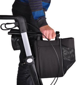 En hand håller i den svarta avtagbara väskan som sitter på Server HD rollatorn