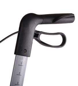 Närbild på Server HD rollatorns ergonomiska handtag med broms och höjdjustering