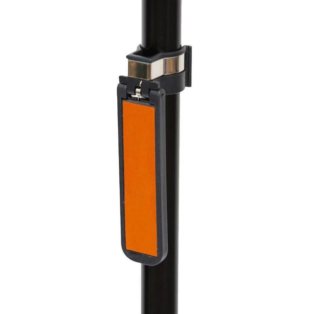Käpphållare med orange reflex tydligt synlig, fäst på en svart käpp