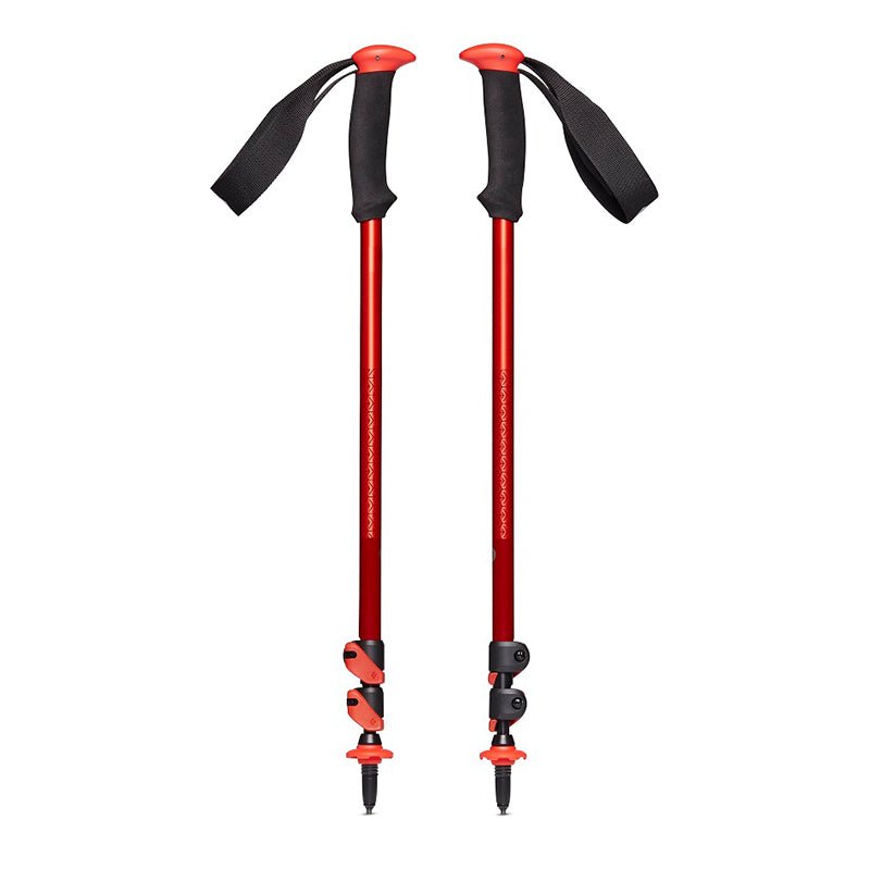 Ett par röda och svarta Black Diamond Trail Sport vandringsstavar med ergonomiska handtag och FlickLock-system
