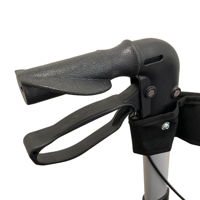 Närbild på det svarta ergonomiska handtaget och bromshandtaget på Dove rollatorn