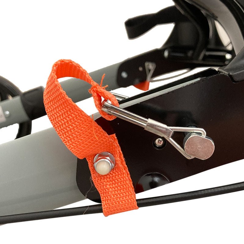 Närbild på den orangea remmen och metallfästet, en detalj på Dove rollatorns ram