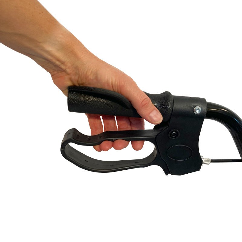 Nærbillede af en hånd der holder det ergonomiske håndtag og bremsegrebet på rollatoren