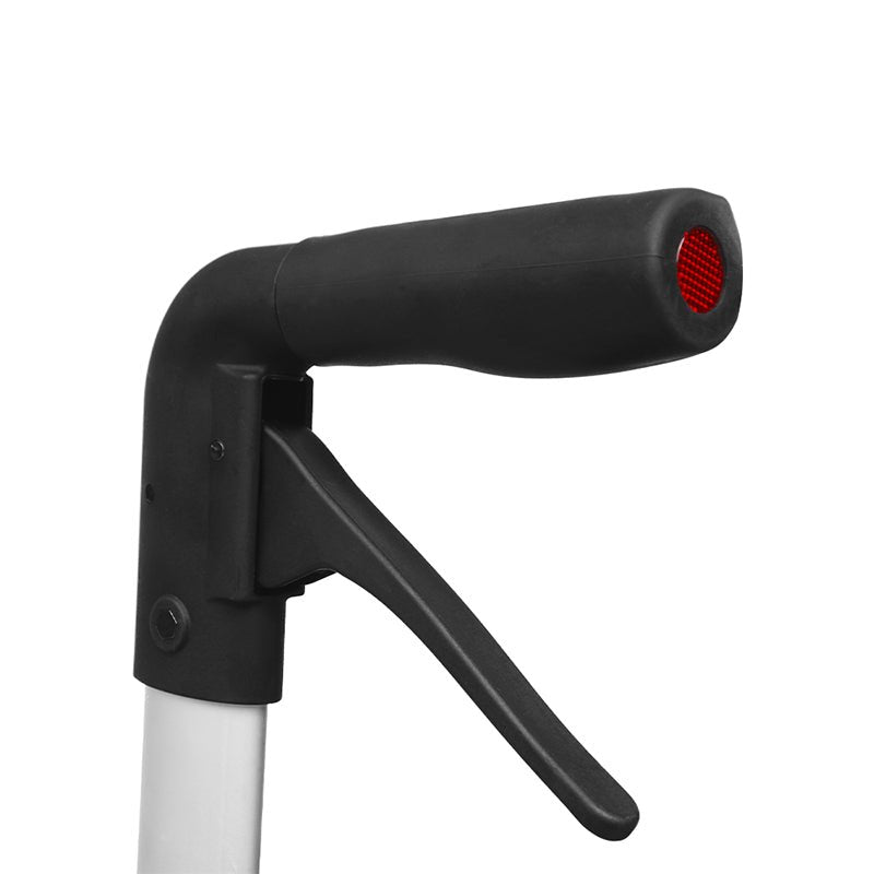 Närbild på rullatorns ergonomiska svarta handtag med broms och en röd reflex i änden