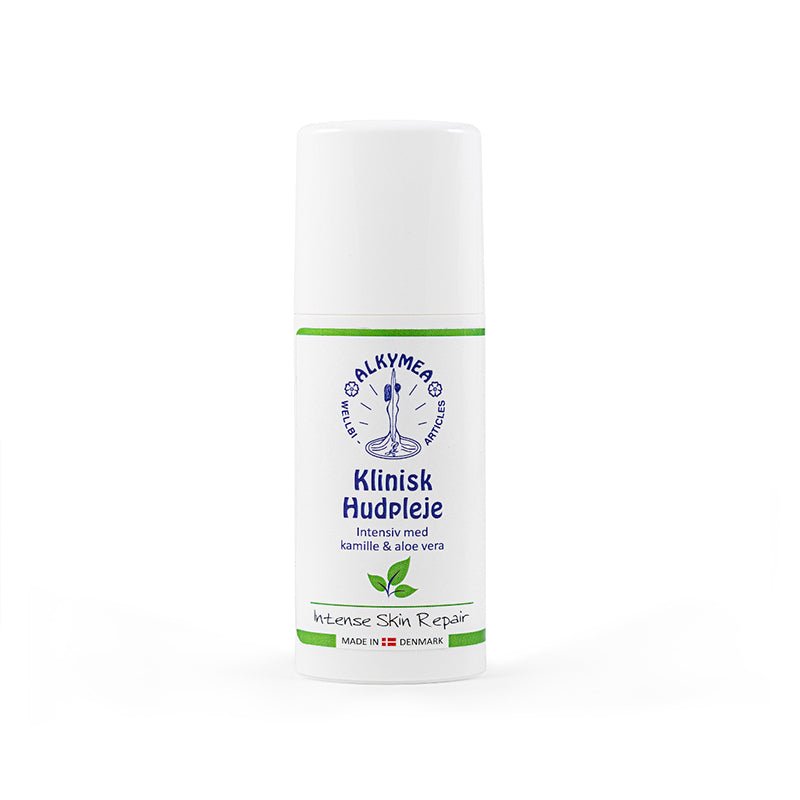 Vit Alkymea Klinisk Hudvård lotion i en liten cylinderformad flaska med vit vakuumdispenser, framifrån