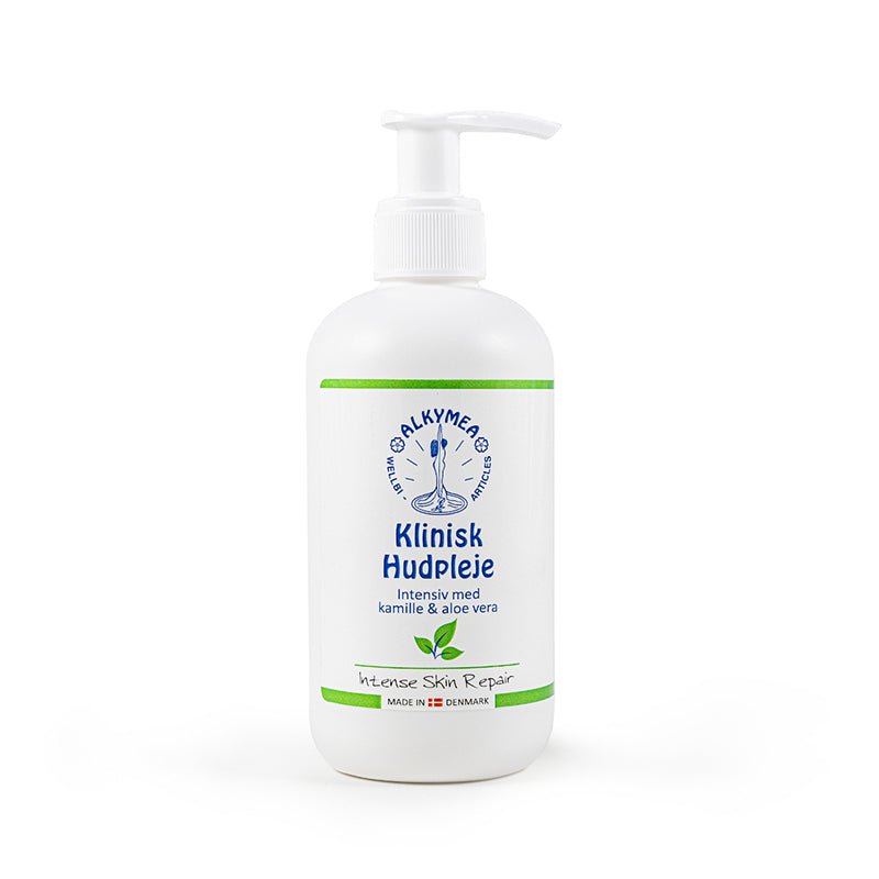 Vit Alkymea Klinisk Hudvård kräm i en medelstor flaska med vit pumpdispenser, framifrån