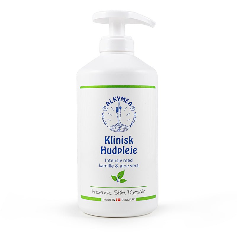 Stor vit Alkymea Klinisk Hudvård lotion i en flaska med vit pumpdispenser, sett framifrån