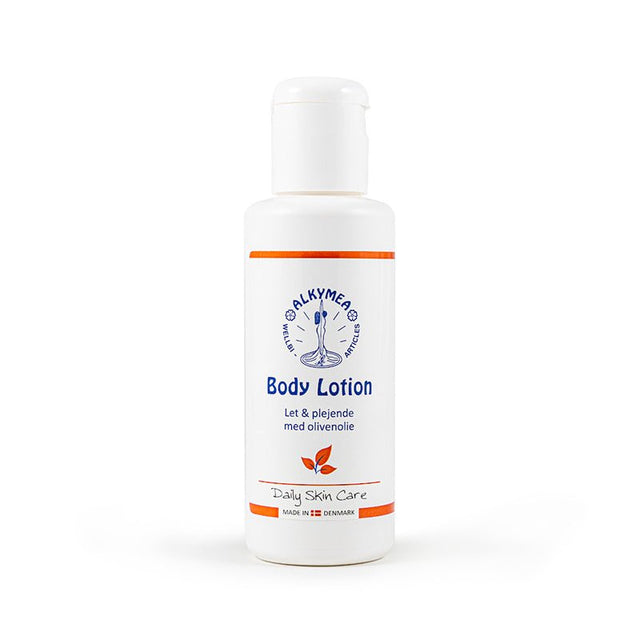 Vit Alkymea bodylotion med olivolja i en liten flaska med vitt snäpplock, sedd framifrån