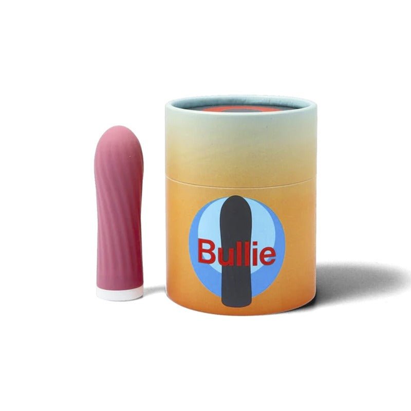 Rosa Bullie vibrator stående bredvid sin färgglada cylindriska förpackning med Bullie-logotyp
