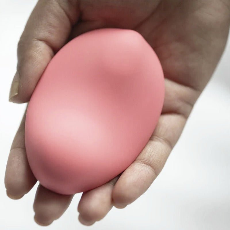 Den rosa Nyx vibratorn vilar i en öppen handflata, vilket visar dess ergonomiska form och storlek