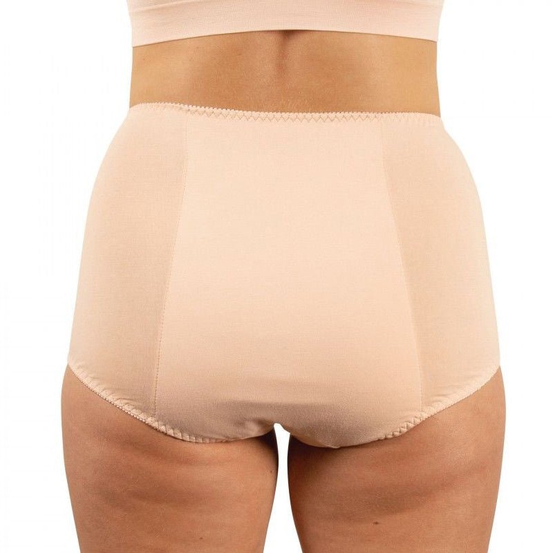 Beige inkontinenstrosa med hög midja, buren av en kvinna sedd bakifrån