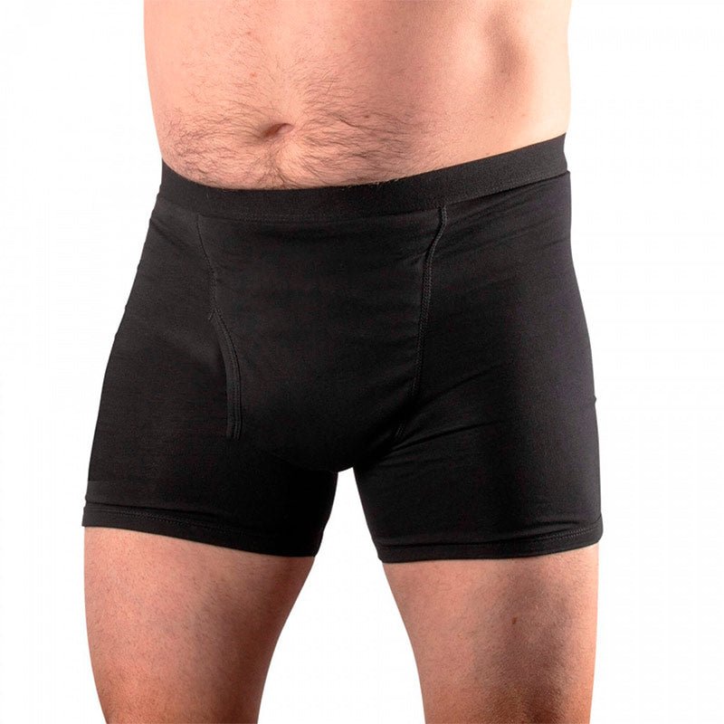 Sorte Conni inkontinens boxershorts til mænd, vist på en model forfra, med synlige sømme
