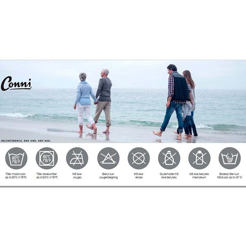 Conni logo og vaskeanvisninger for inkontinens undertøj, med familie på strand i baggrunden