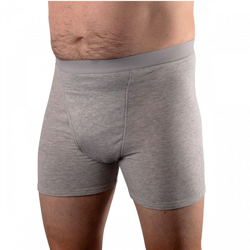 Grå boxershorts för inkontinens, sedda framifrån på en man, visar passformen