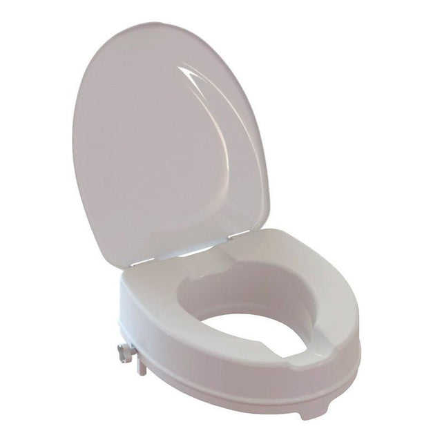 Vit toalettförhöjning med öppet lock som visar den ergonomiska sitsen med urtag för intimhygien