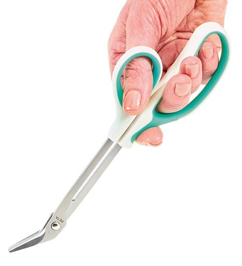 En hand håller en ergonomisk Peta tånagelsax med långt skaft och vita/turkosa handtag