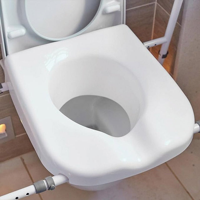 Nærbillede af det hvide ergonomiske sæde på toiletstolen med den buede åbning til hygiejne
