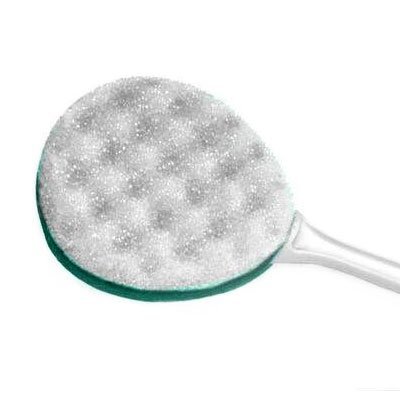Närbild på den runda badsvampens vita, strukturerade skrubbsida med en turkos kant