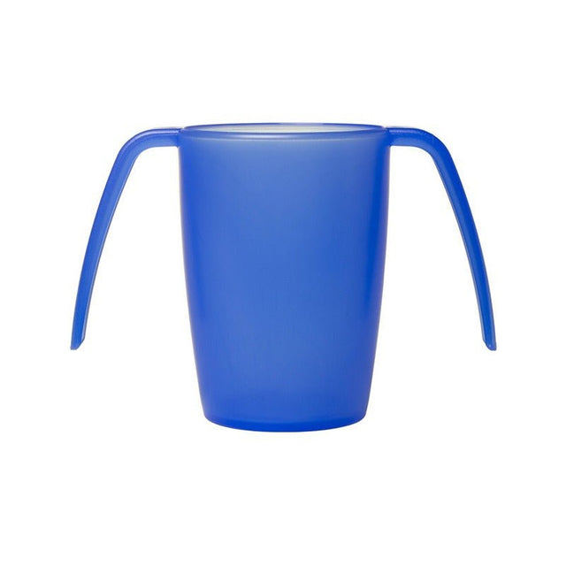 Blå mugg med två öppna handtag för ett stadigt grepp, sedd rakt framifrån