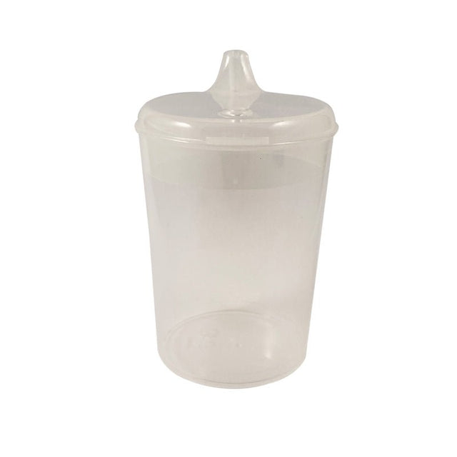Transparent pipmugg med lock och ett koniskt pipmunstycke, sedd framifrån