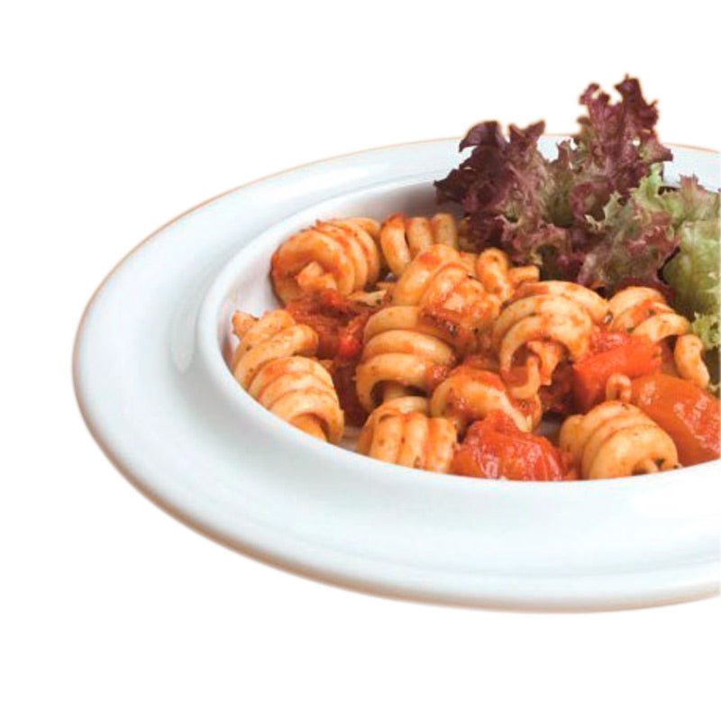 Närbild på tallrik med hög kant fylld med pasta i tomatsås och sallad, underlättar upptagning av mat