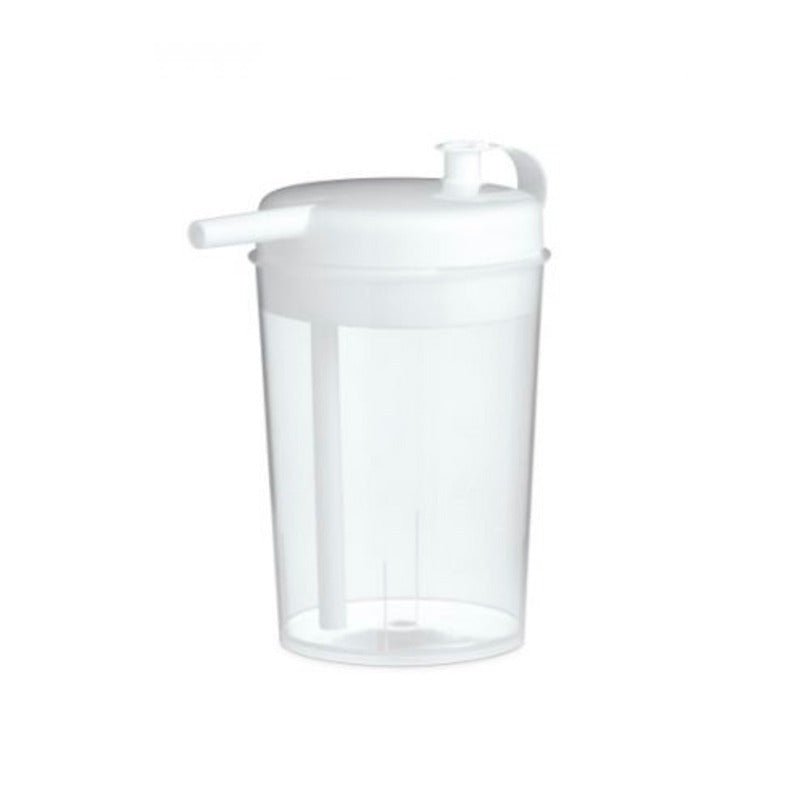 Transparent pipmugg Novo Cup med vitt lock och inbyggt sugrör, sedd snett framifrån