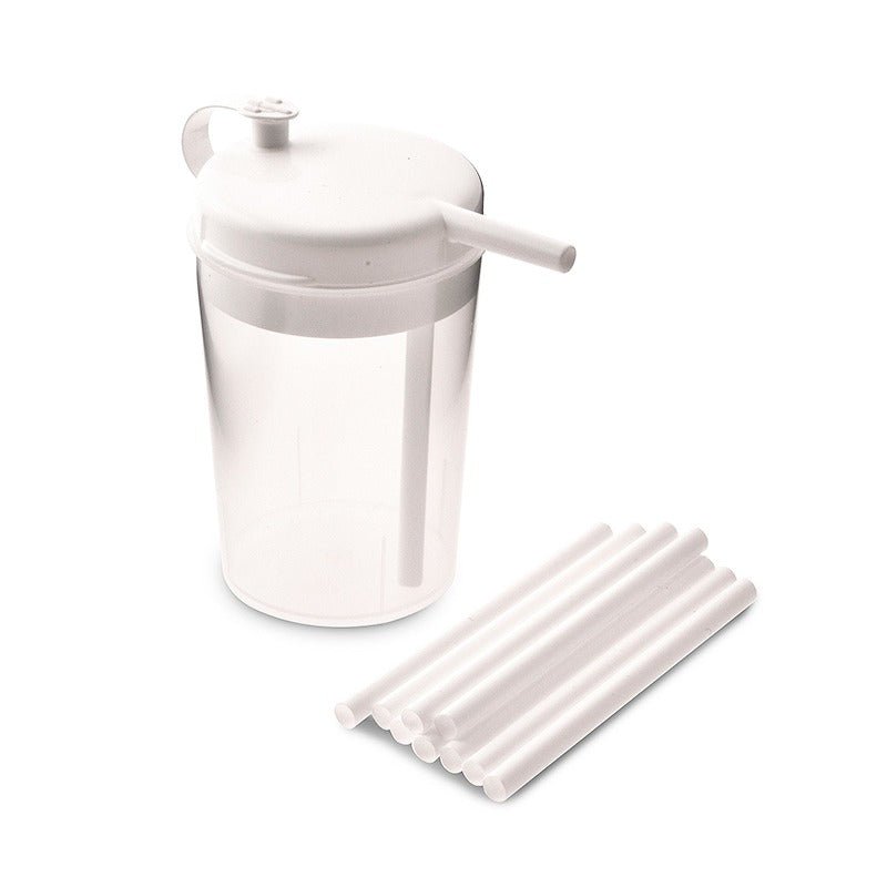 En transparent pipmugg med vitt lock och flera vita utbytbara sugrör bredvid