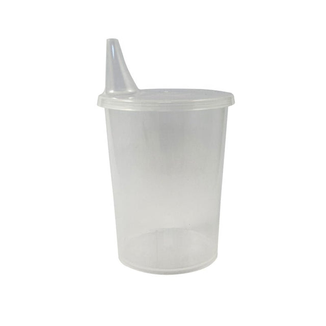 Transparent pipmugg med mjukt plastlock och pip, sedd snett framifrån