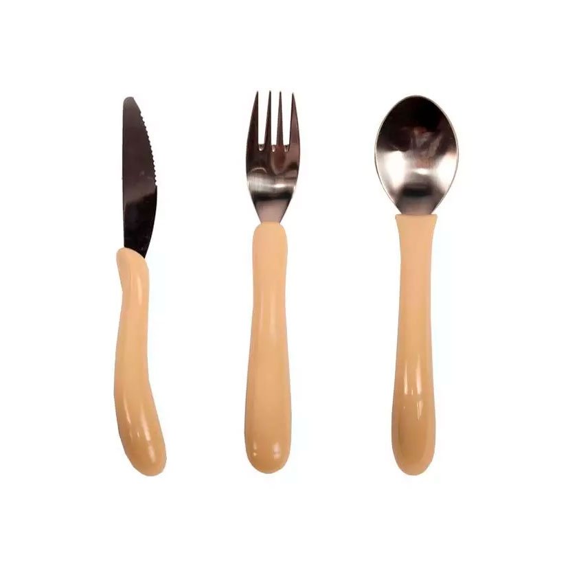 Ergonomiskt bestick med beige handtag: en kniv, en rak gaffel och en rak sked med blanka ytor