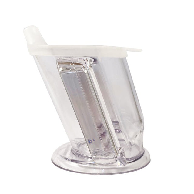Handycup pipmugg i genomskinlig plast med vitt pip-lock, sedd från sidan som visar den vinklade botten