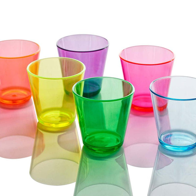 Sex färgglada plastglas i konisk form, med reflektioner på en vit yta, redo att användas