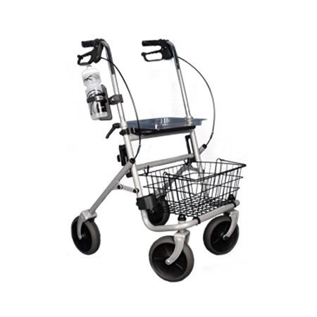 En silverfärgad rollator med en flaskhållare och drickflaska monterad på ramen, med korg och bricka