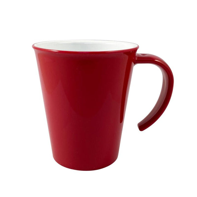 Röd kaffekopp i termoplast med vitt inre och stort handtag, sedd från sidan