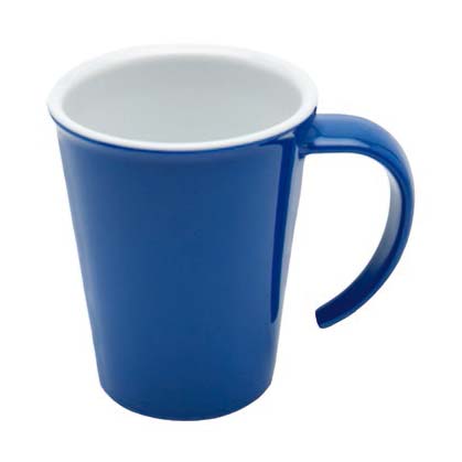 Blå konformad kaffekopp med vit insida och stort, öppet handtag, sedd snett uppifrån